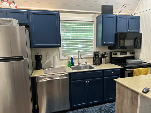 Full kitchen with dishwasher